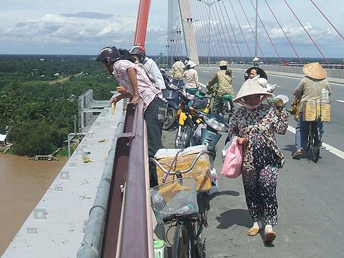Nhếch nhác cầu Cần Thơ