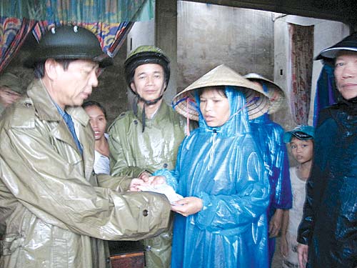 Miền Trung lũ dập, bão dồn