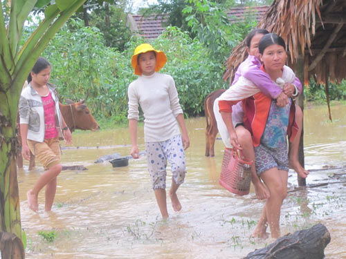 Miền Trung oằn mình trong lũ