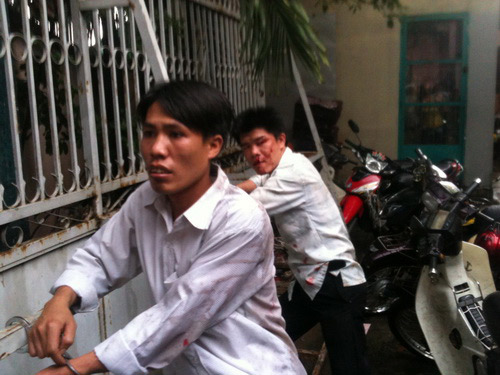 Bị công an còng tay vào cửa nhà hàng
