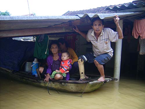 Tình người trong lũ dữ