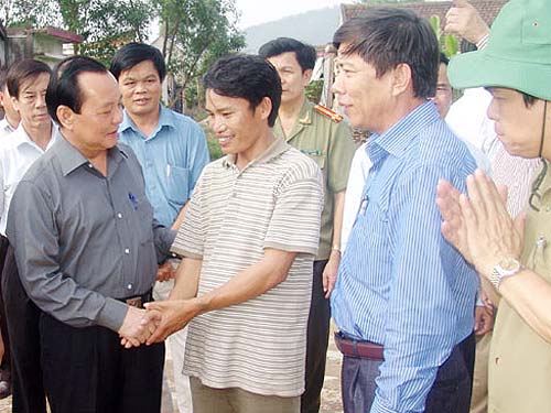 Giúp dân vùng lũ gượng dậy