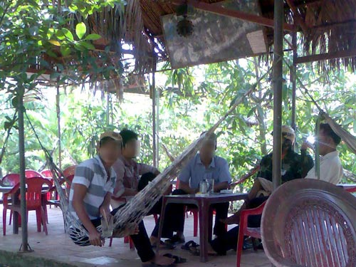 Đỏ đen vùng biên: Làng cái bang