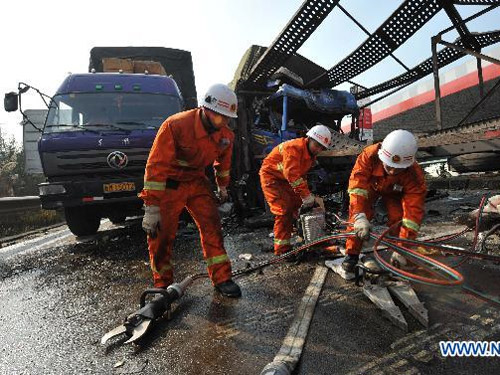 Trung Quốc: 100 xe tải đụng nhau, 7 người chết