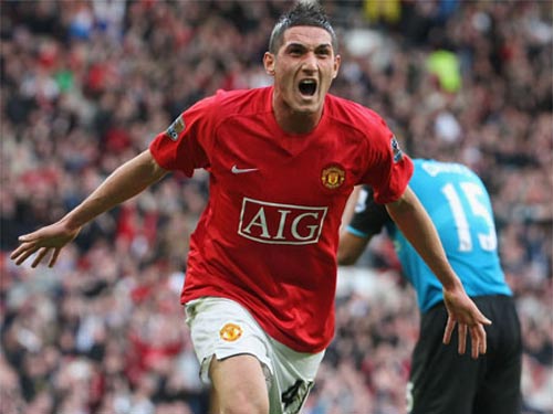 MU cho “thần tài” Macheda hồi hương