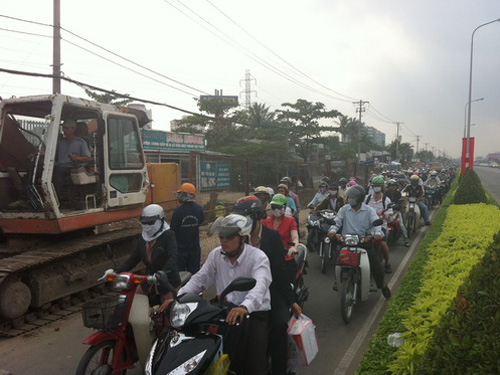 TPHCM: Xe máy "mắc kẹt” vì mở rộng xa lộ Hà Nội