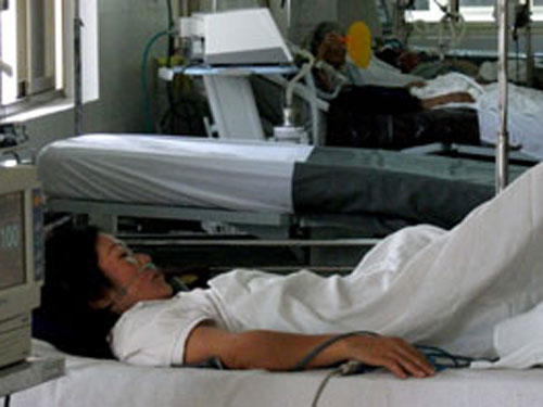 Sưởi ấm bằng than, chồng chết, vợ nằm viện