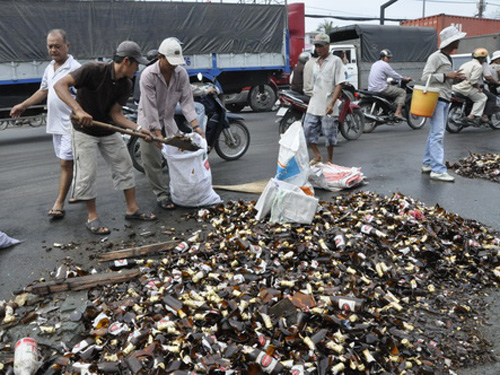 Hàng trăm két bia vỡ, rơi tung tóe trên Quốc lộ 1A