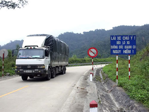Vụ lật xe trên đèo Lò Xo: Đứt phanh, xe lật ngửa giữa đường