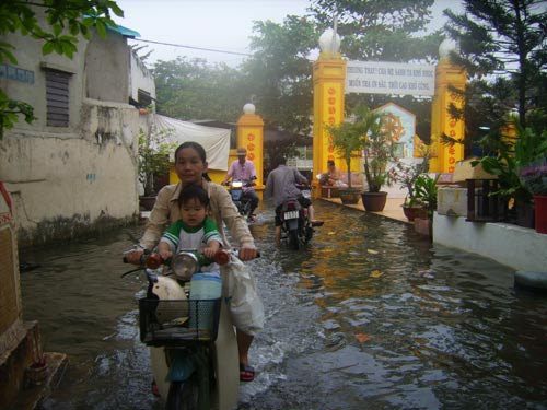 TPHCM: Triều cường gây ngập nhiều nơi