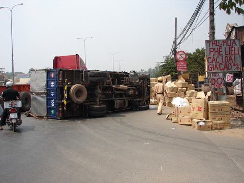 Xe tải lật, 50 người thoát chết