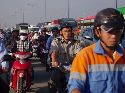 Xa lộ Hà Nội kẹt cứng