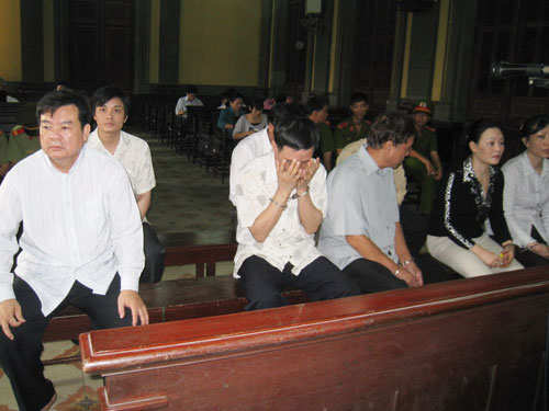 Hoãn xử để triệu tập thêm một số đương sự