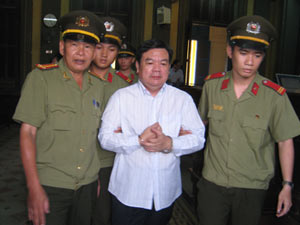 Kẻ kêu oan, người xin giảm án