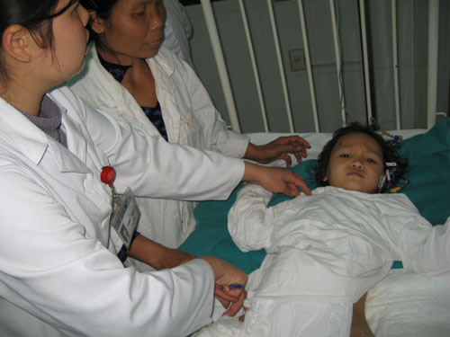 Ô tô đâm chết bà, nát chân cháu