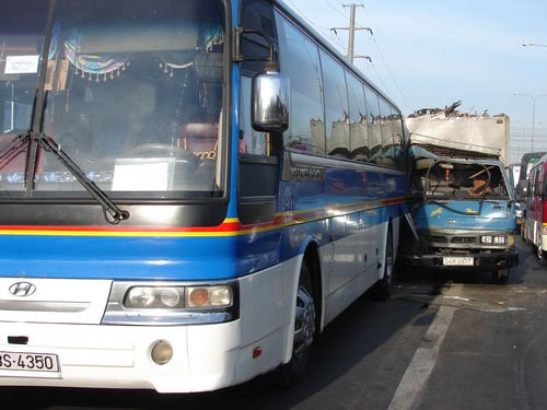 Xe tải mất thắng đâm xe khách, 50 người suýt chết