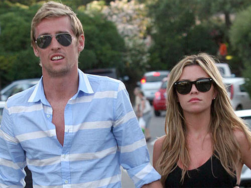 Vợ “sếu vườn” Peter Crouch sinh bé gái