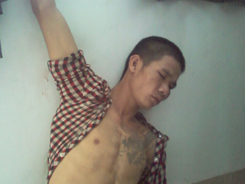 Bẻ bàn chải răng đâm người cùng bị tạm giam