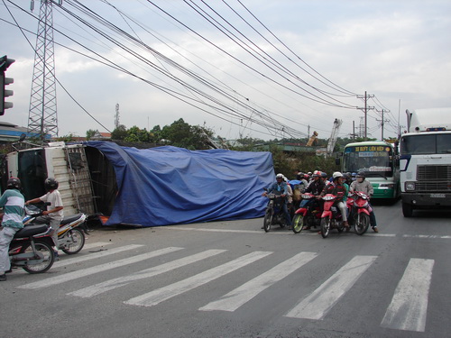 Xe mất thắng, tài xế né hàng trăm xe tông thẳng cột điện