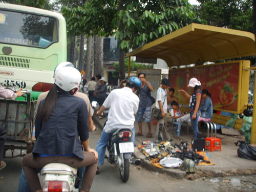 Trạm xe buýt thành nơi bán hàng