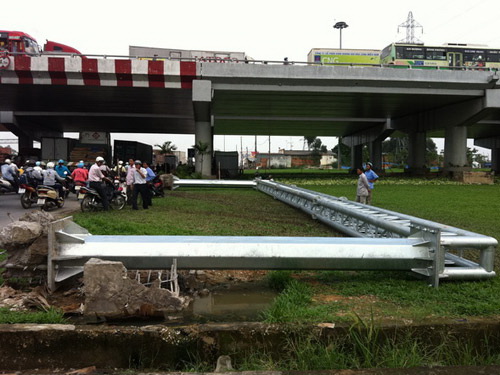 Xe quá khổ liên tiếp “phá” khung giới hạn chiều cao