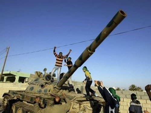 NATO hạ 15 xe tăng của ông Gaddafi