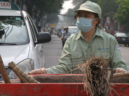 PV báo Người Lao Động nhập vai công nhân quét rác