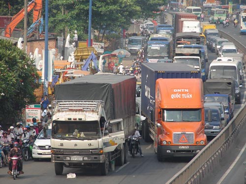 Kẹt xe gần 5km từ Đồng Nai về TPHCM