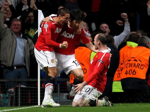 Chicharito ghi bàn, cổ động viên Chelsea thiệt mạng