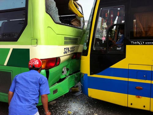 Xe khách "húc" xe buýt, cả trăm hành khách hoảng hốt