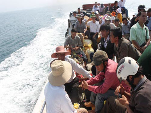 Nghỉ lễ, du khách chen chân ra đảo Lý Sơn