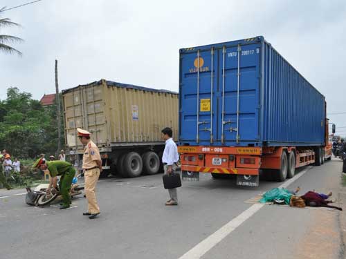 Xe container lấn đường cán chết hai vợ chồng