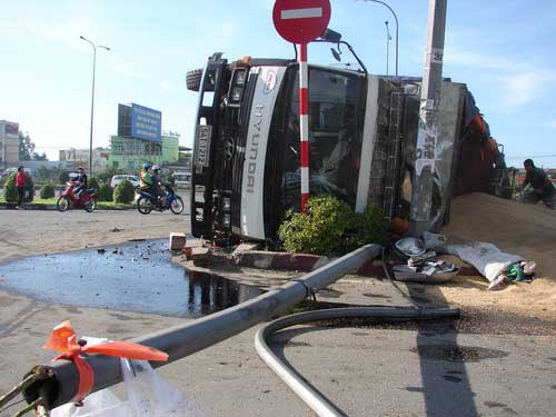 Xe tải mất lái tông trụ điện, lật nhào