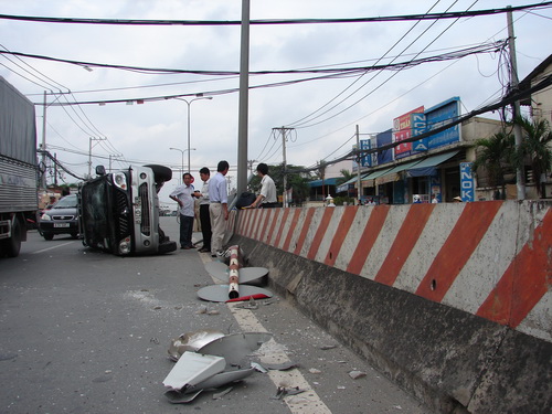 TPHCM: Ô tô tông dải phân cách, lật nhào trên Quốc lộ