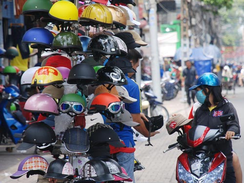 Đội mũ bảo hiểm chỉ để... đối phó CSGT!