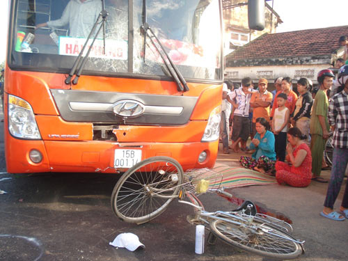 Xe khách mất lái, 2 người chết, 1 bị thương