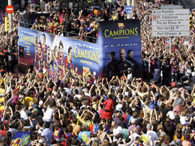 “Biển” người chào đón Barca