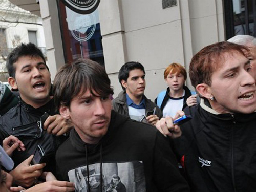 Messi bị fan nhí đấm vào mặt