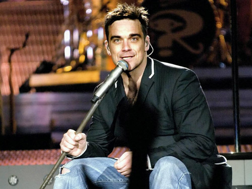 Thành viên Take That diễn thô tục trước fan