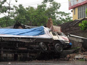 Xe tải tông sập nhà dân, 3 mẹ con bị thương