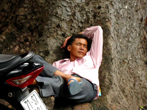 Những kiểu ngủ “độc” của phụ huynh chờ con thi