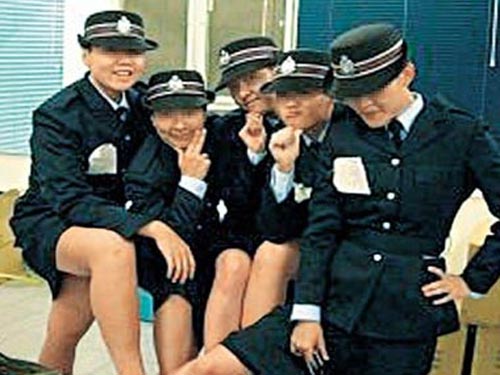 Hồng Kông điên đảo vì nữ cảnh sát khoe “ảnh nóng”