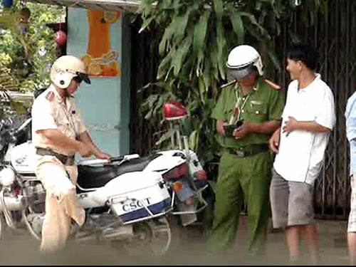 Tái diễn kiểu chặn xe “lạ” của CSGT