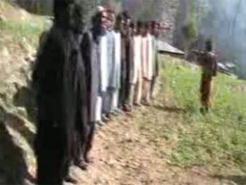 Sốc với video Taliban hành hình cảnh sát
