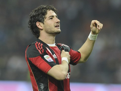 “Vịt con” Pato dập tắt hy vọng của Chelsea