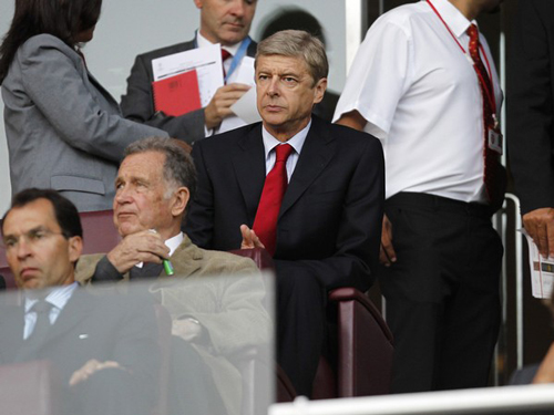 HLV Wenger “lách” án phạt UEFA