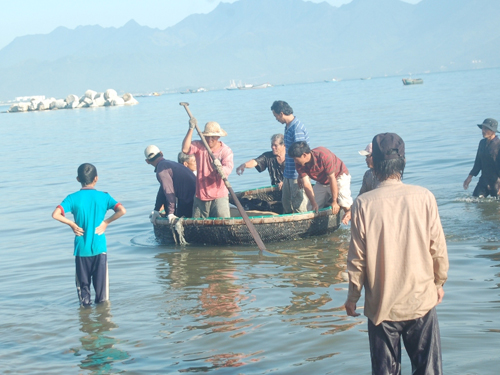Đưa ngư dân tử nạn vào bờ