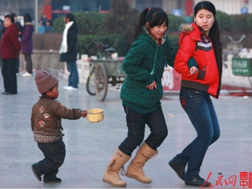 Mẹ bắt con ăn xin để có tiền nộp học phí