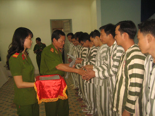 Nước mắt đoàn tụ ngày đặc xá