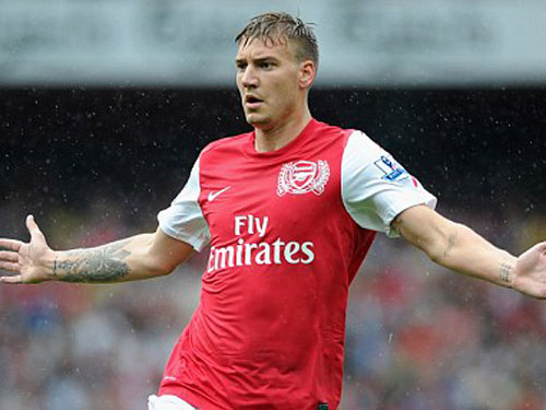 Tiền đạo Bendtner “cạch mặt” Arsenal